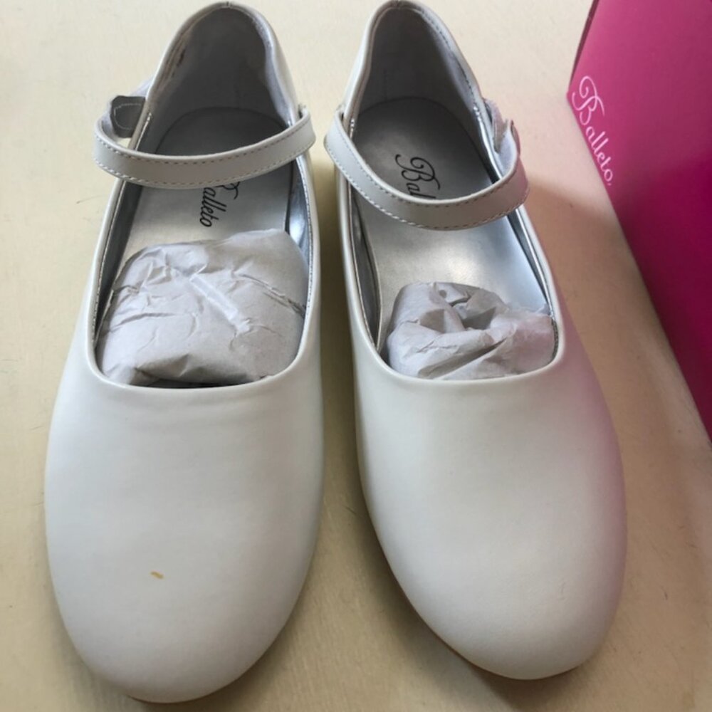 Balleto Girls White Flats size 2.5 New in Box
